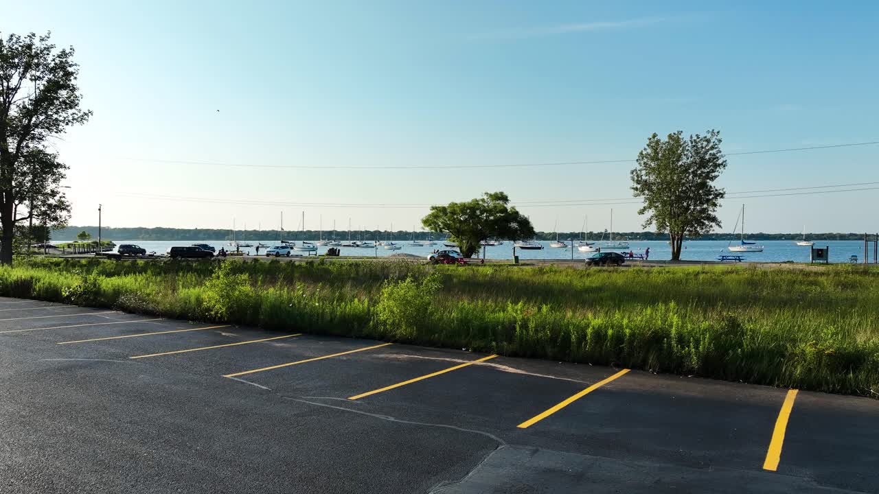 마리나 건설 현장 근처의 해안에서 항해하는 항해선