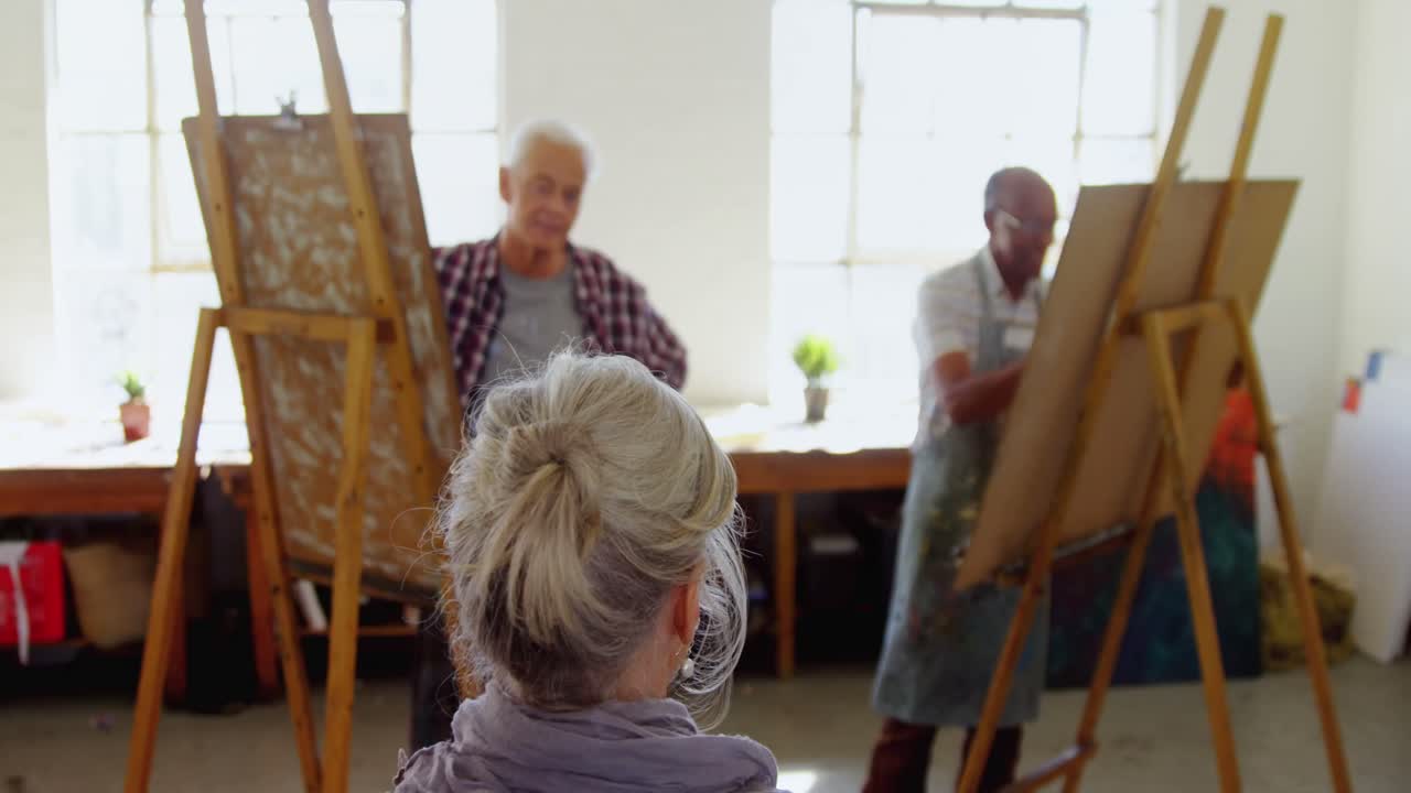 여성 의 초상화 를 그리는 예술가 들 4k