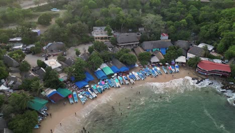 Das-Drohnenvideo-Zeigt-Den-Strand-Mit-An-Seinen-Ufern-Ruhenden-Booten-Und-Strandrestaurants