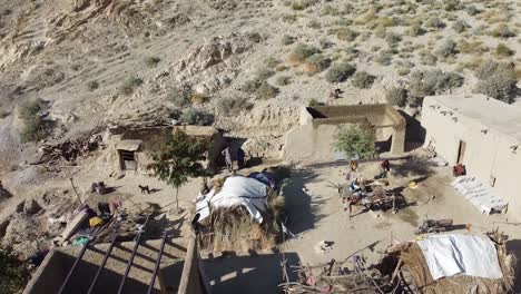 vista aérea de una aldea remota en baluchistán con ganado