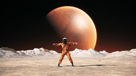astronauta feliz en la superficie de un planeta alienígena. el planeta rojo es visible. cámara lenta.