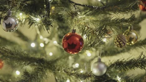 árbol-De-Navidad-Y-Adornos-Con-Luces