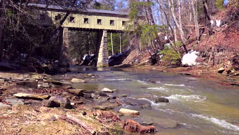 un hermoso puente cubierto sobre un río en ohio 1