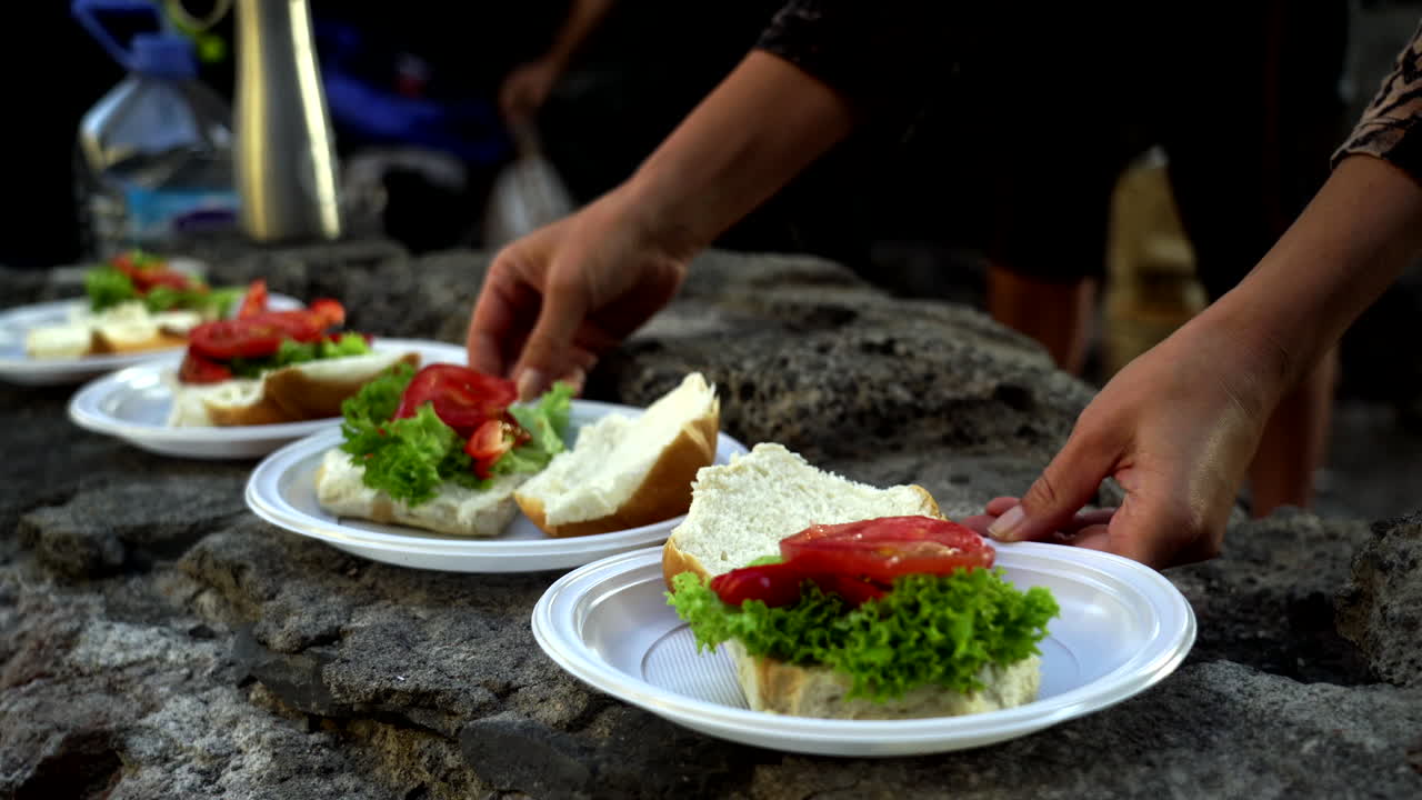hamburguesas cocinadas al aire libre se sirven en platos de papel