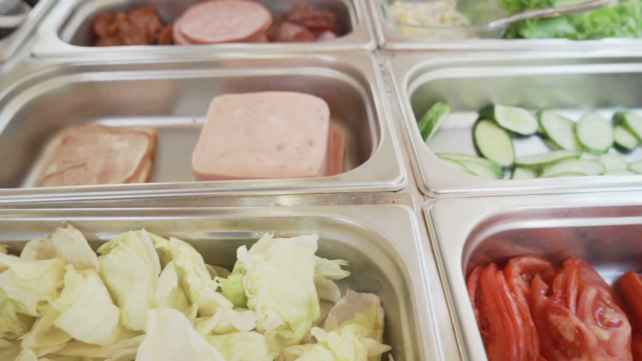 샌드위치 비스트로에서 갓 구운 크루아상과 샌드위치 필링