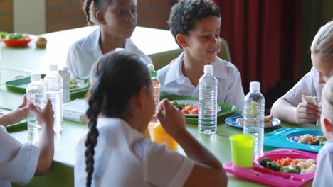 niños comiendo en la cafetería