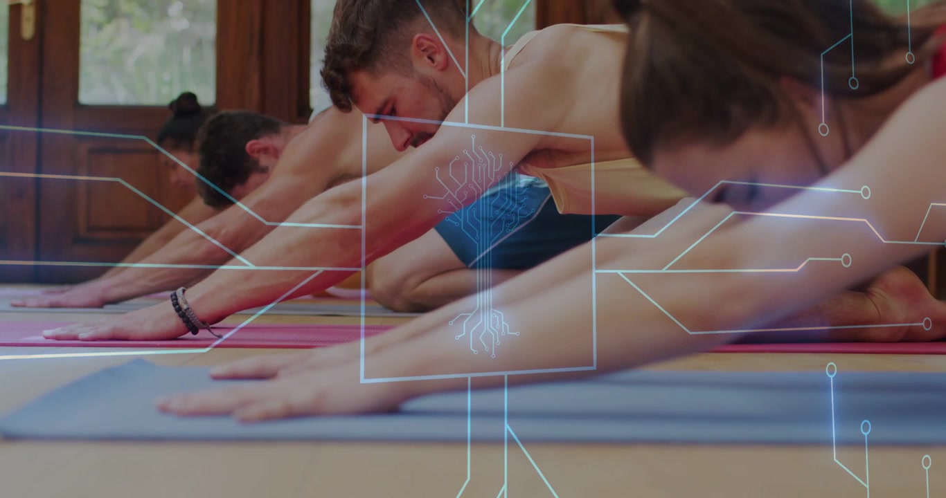 Al escuchar la señal del profesor, la clase en ropa deportiva desliza las manos hacia adelante, extendiendo los brazos sobre colchonetas, con HUD para estiramiento.