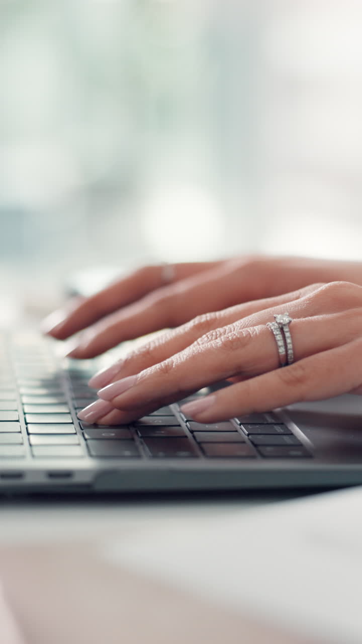 Primo piano di mani che digitano su una tastiera di un portatile