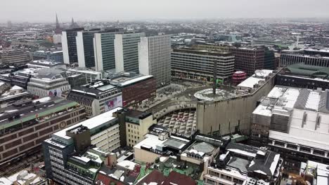 Dolly-Aéreo-Establece-La-Plaza-De-La-Ciudad-Vieja-En-Estocolmo,-Suecia,-En-Un-Día-Nublado-Y-Gris-De-Invierno.