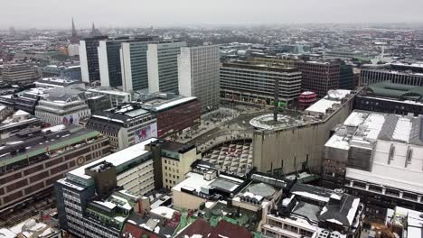 el dolly aéreo establece la plaza de la ciudad vieja en estocolmo, suecia, en un día nublado de invierno gris.