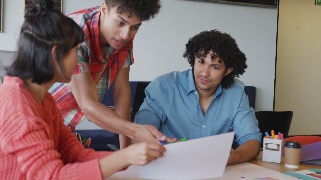 diversas personas de negocios felices discutiendo el trabajo durante una reunión en la oficina