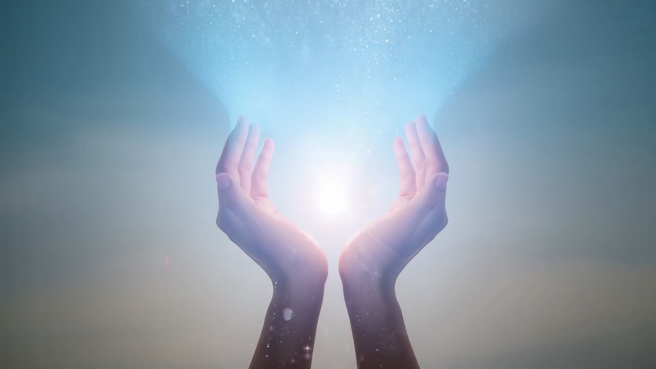 Mani nude che sorreggono una sfera, dita luminose che si aprono, inviando un cono blu e scintille al centro