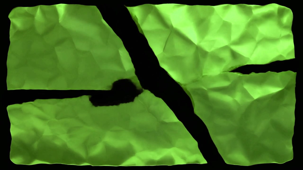Foglio di carta stropicciato verde che si strappa in quattro pezzi