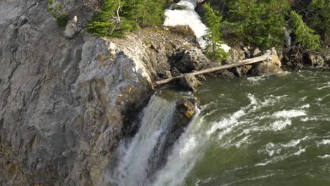 Rand-Des-Wasserfalls-In-Zeitlupe-Im-Sommer