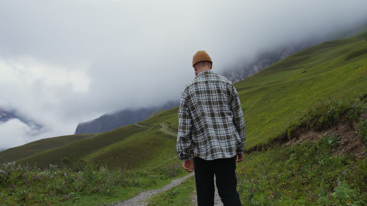 안개 가 가득 한 산 에서 산책 하는 사람