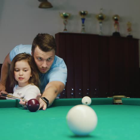 Mann-Und-Tochter-Spielen-Billard