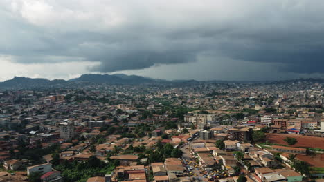 vista aérea de nubes y sombras moviéndose sobre la ciudad de yaundé, camerún lluvioso