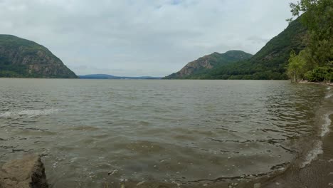 Un-Lapso-De-Tiempo-De-Verano-Del-Río-Hudson-En-El-Valle-De-Hudson-En-El-Estado-De-Nueva-York,-Con-Nubes-Moviéndose-Por-Encima