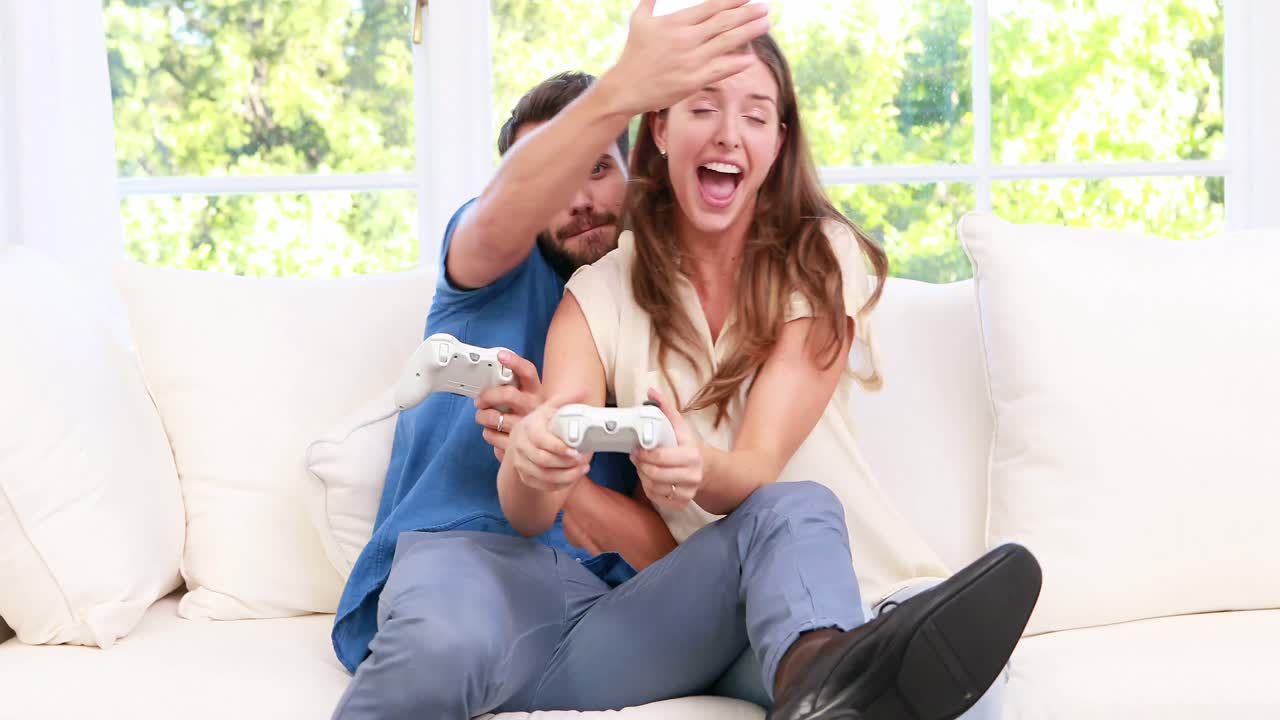 Coppia felice di giocare ai videogiochi