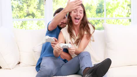 una pareja feliz jugando a videojuegos