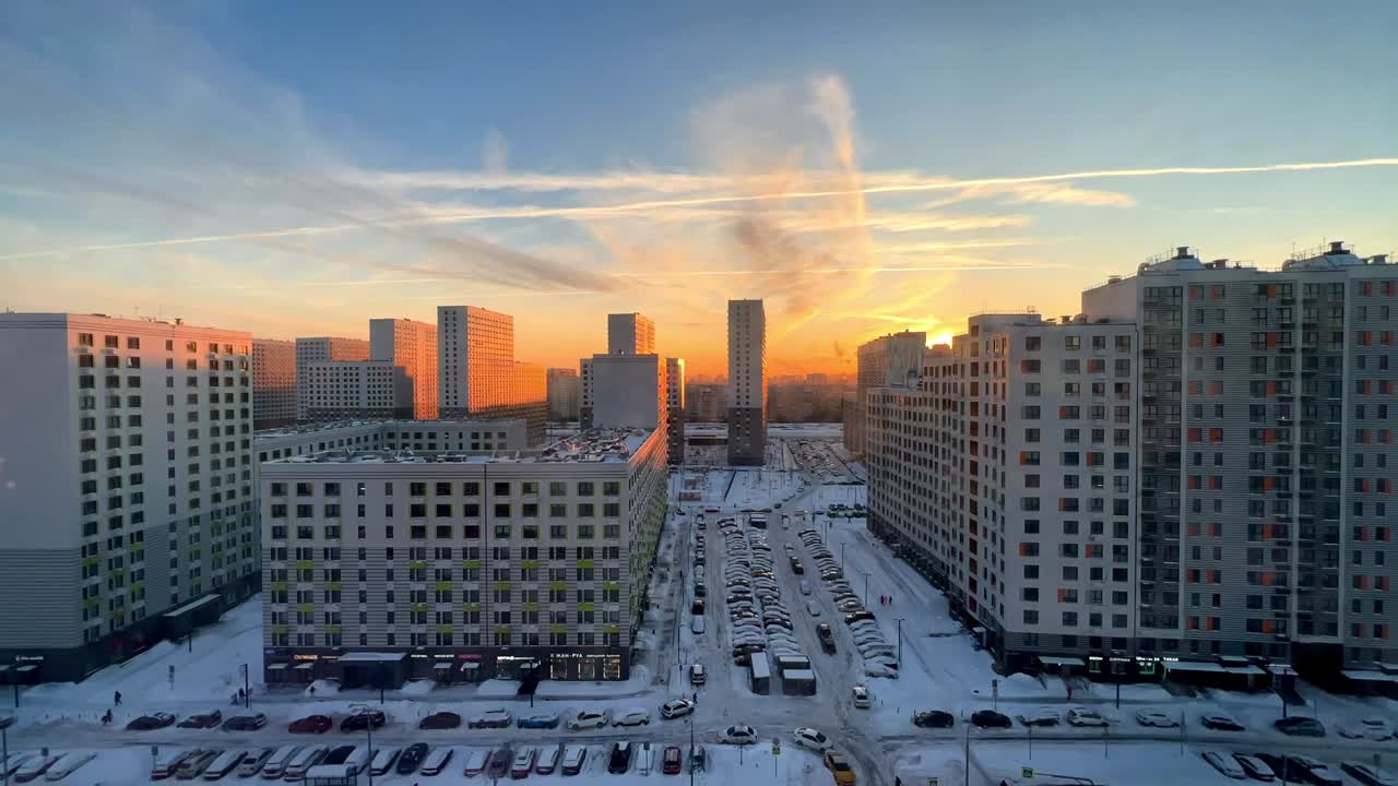 Stadtbild beim Sonnenuntergang im Winter