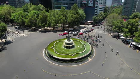 Toma-Orbital-De-Drones-De-Ciclismo-Urbano-En-El-Paseo-De-La-Reforma-En-La-Ciudad-De-México-En-La-Rotonda-Del-Objetivo-De-Caza.