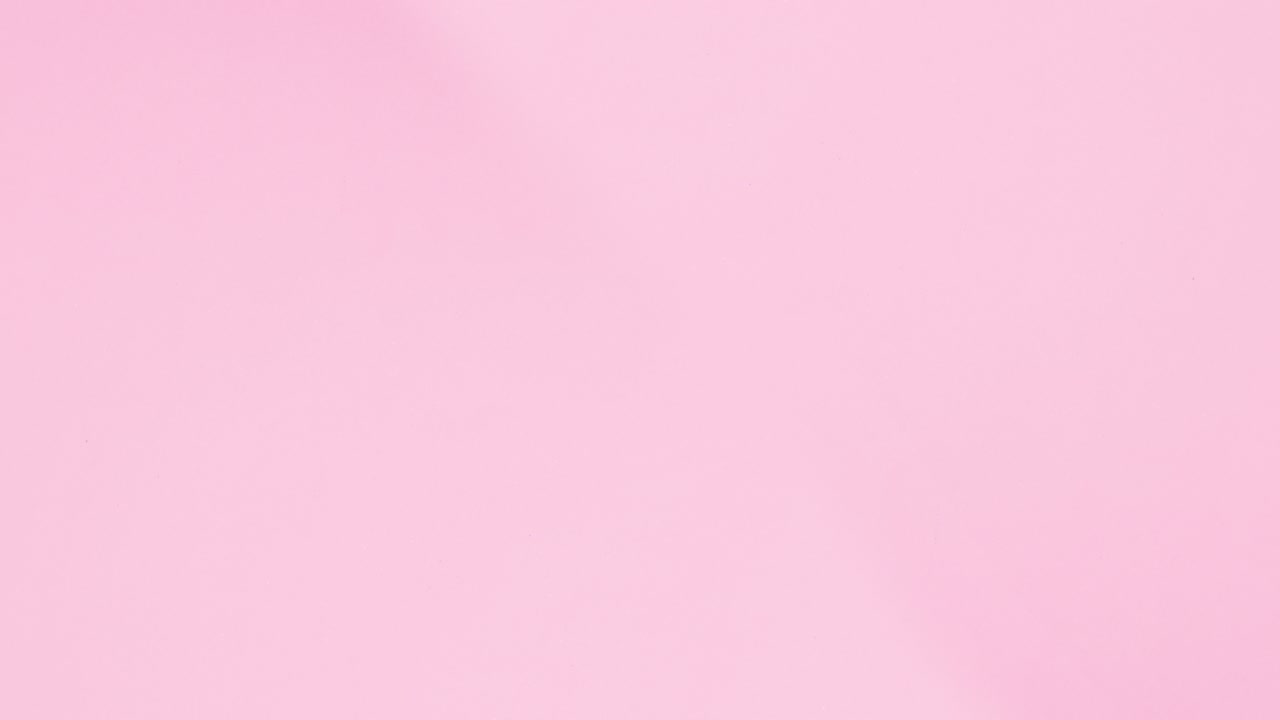 guirnalda de navidad de pino con adornos rojos en tema rosa pastel.