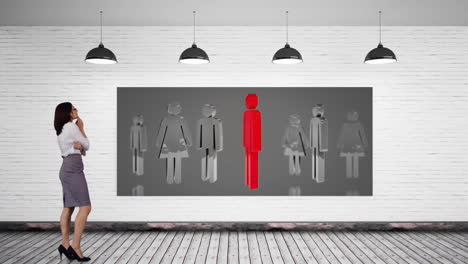 mujer de negocios mirando una pantalla