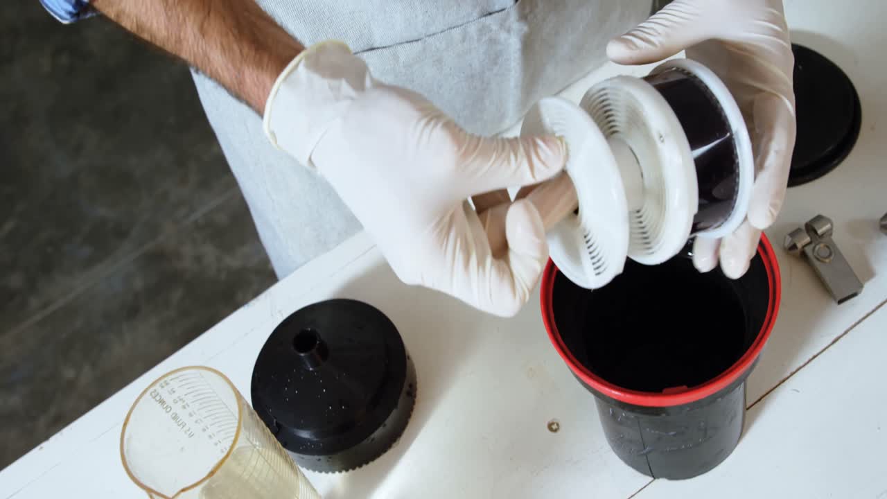 fotógrafo masculino desarrollando la cinta de la cámara 4k