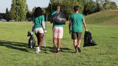 Back-view-of-young-volunteers-in-park