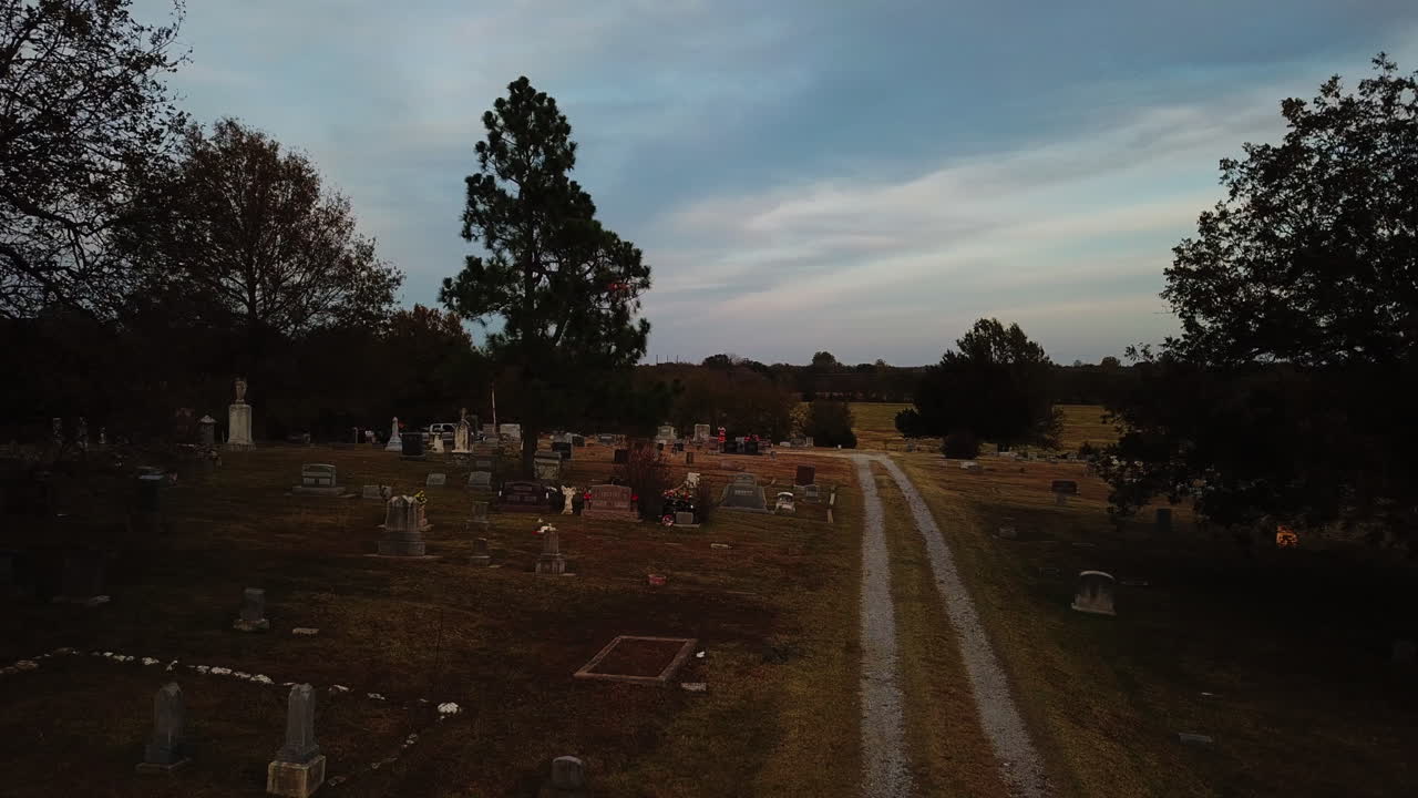 revelador disparo de drones durante la puesta de sol sobre un cementerio en georgia