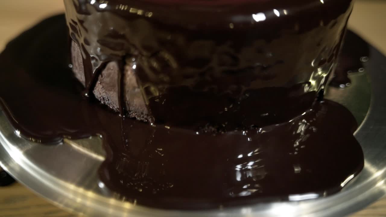 preparación de pasteles con glaseado de chocolate