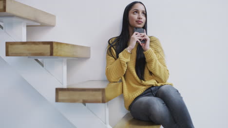 Un-Joven-Hombre-De-Negocios-Usando-Un-Teléfono-Inteligente