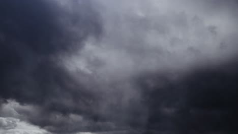 Timelapse-De-Nubes-Oscuras-En-El-Cielo-4k