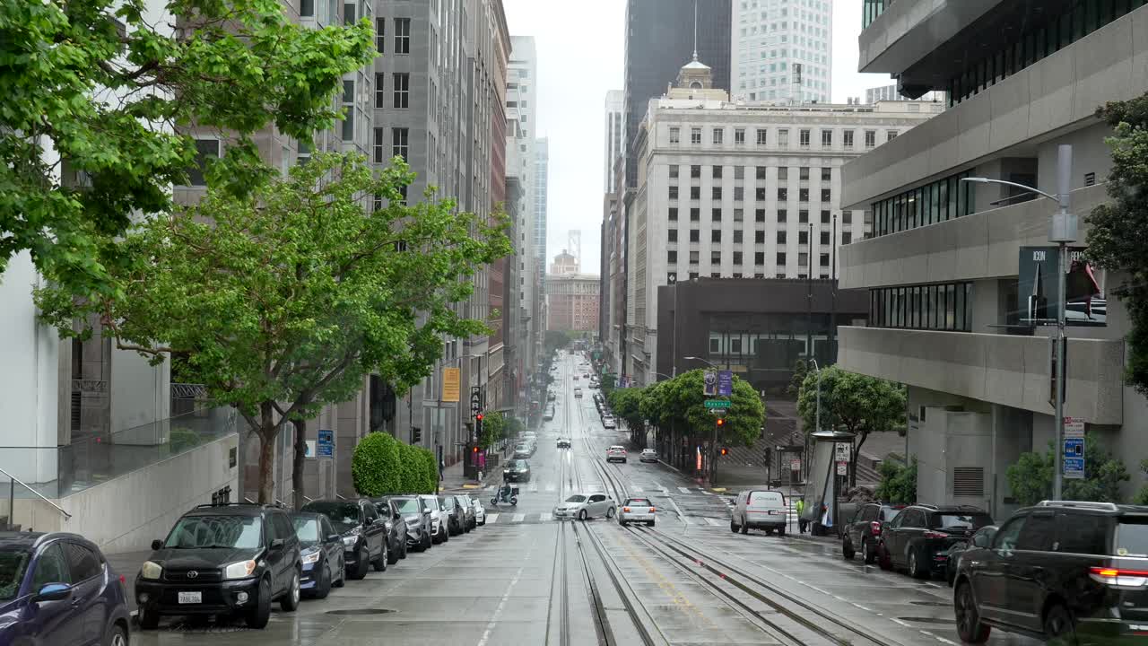 Strada di San Francisco con funivia e traffico cittadino