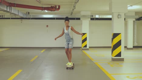 Mädchen-Beim-Skateboardfahren-Auf-Dem-Parkplatz