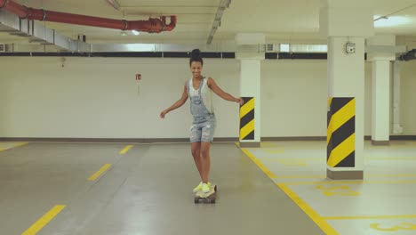 chica patinando en el estacionamiento