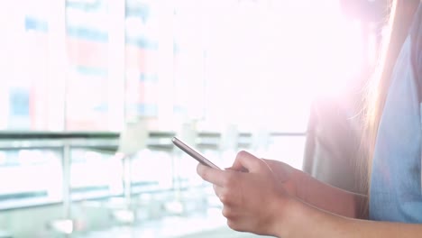 mujer usando teléfono móvil 4k
