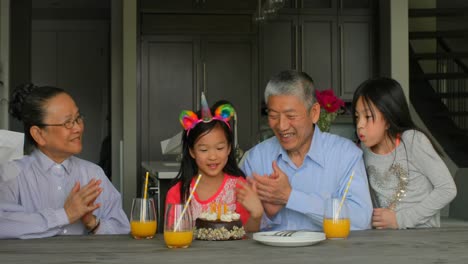 Vorderansicht-Einer-Asiatischen-Familie-Mit-Mehreren-Generationen,-Die-Zu-Hause-Den-Geburtstag-Süßer-Enkelinnen-Feiert,-4k