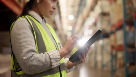trabajador de almacén que utiliza una tableta