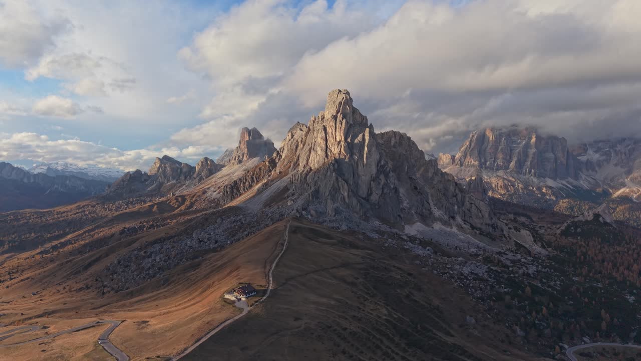 Scenari autunnali vibranti al Passo Giau, vista aerea delle Dolomiti