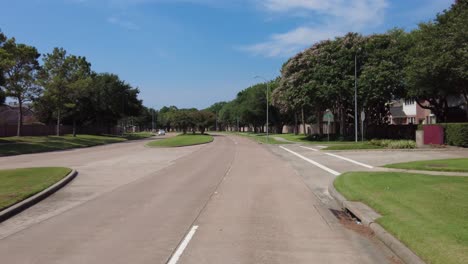 Fahren-Sie-Auf-Der-South-Peek-Road-Innerhalb-Der-Cinco-Ranch