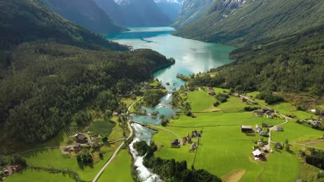 Hermosa-Naturaleza-Paisaje-Natural-De-Noruega.-Imágenes-Aéreas-Del-Lago-Lovatnet-Valle-De-Lodal.