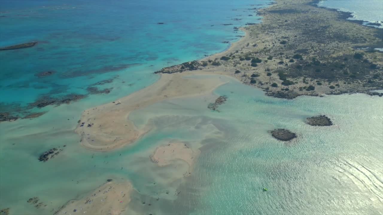 Wznieś się nad plażą Elafonisi na wyspie Kreta w Grecji. Ten widok z lotu ptaka ukazuje wody Morza Śródziemnego. Naturalne piękno z góry