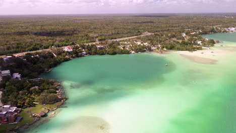 Drohnenaufnahme-Von-Häusern-Und-Türkisfarbenem-Wasser-In-Bacalar-Mexiko