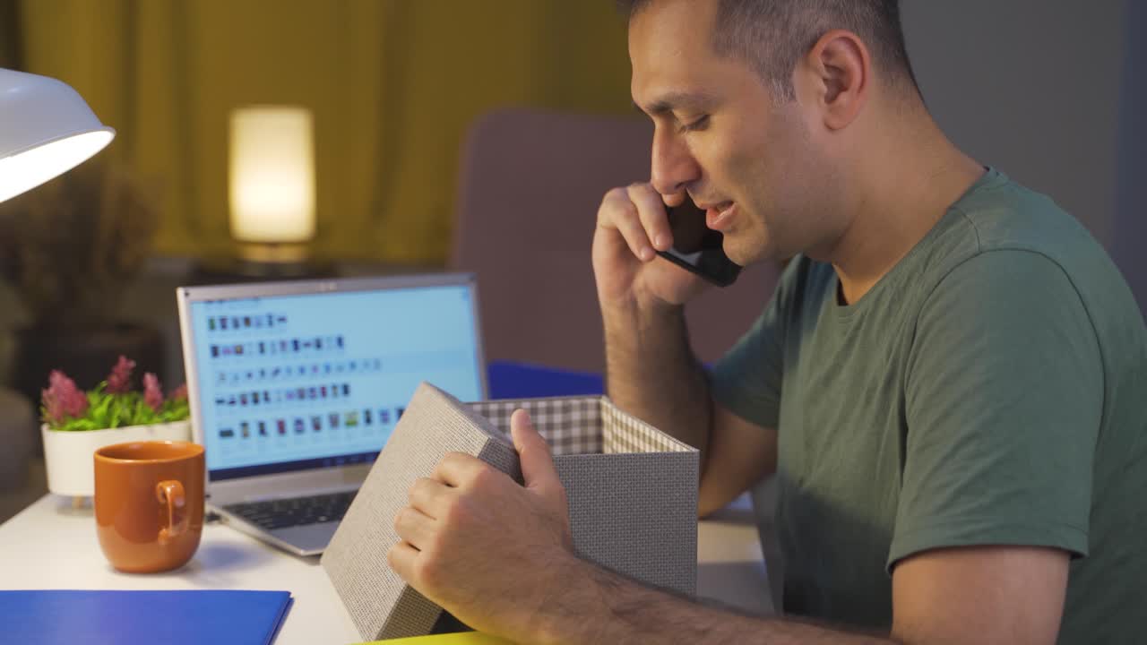 hombre quejándose de la entrega de carga rota o dañada.