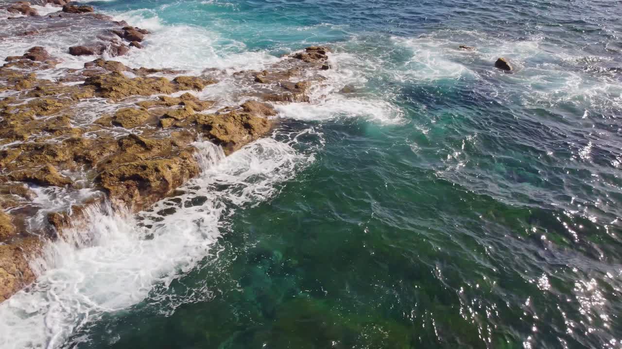 olas oceánicas que fluyen sobre rocas costeras en las islas canarias, vista aérea