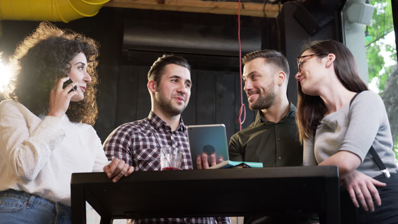 jóvenes profesionales colaboran en