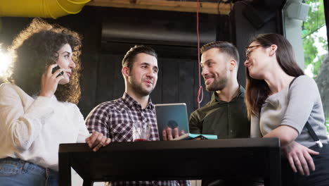 jóvenes profesionales colaboran en