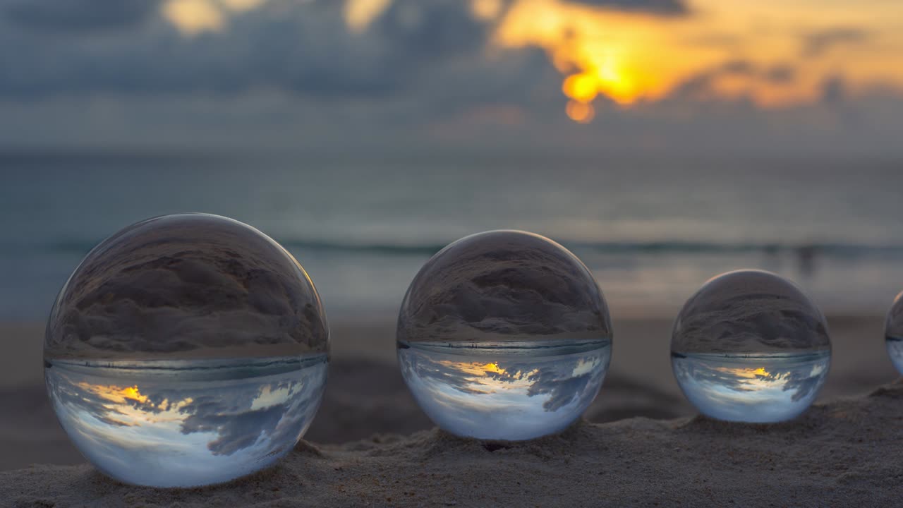 es como si hubiera cuatro mundos dispuestos por tamaño en la arena.